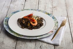 Foto receta arroz negro con gamba roja fish solutions