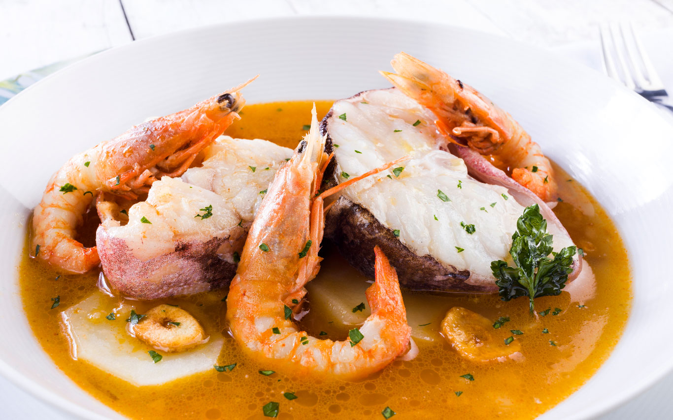 cazuela de rosada con patatas y langostinos