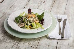 foto receta de ensalada templada de anguriñas y langostinos al ajillo pescanova fish solutions