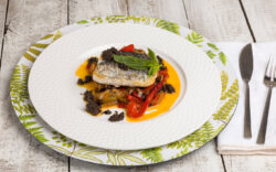 Foto receta merluza a la plancha con escalibada y tapenade