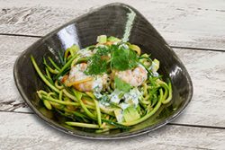 foto receta de tallarines de calabacín con langostinos pescanova fish solutions