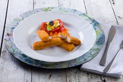 receta varitas de merluza con ensalada opciones de menus saludables