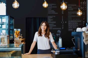 mujer abriendo un restaurante
