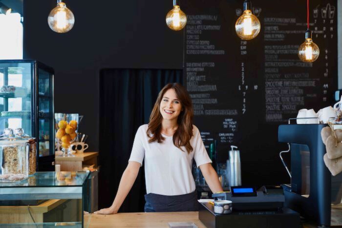 mujer abriendo un restaurante
