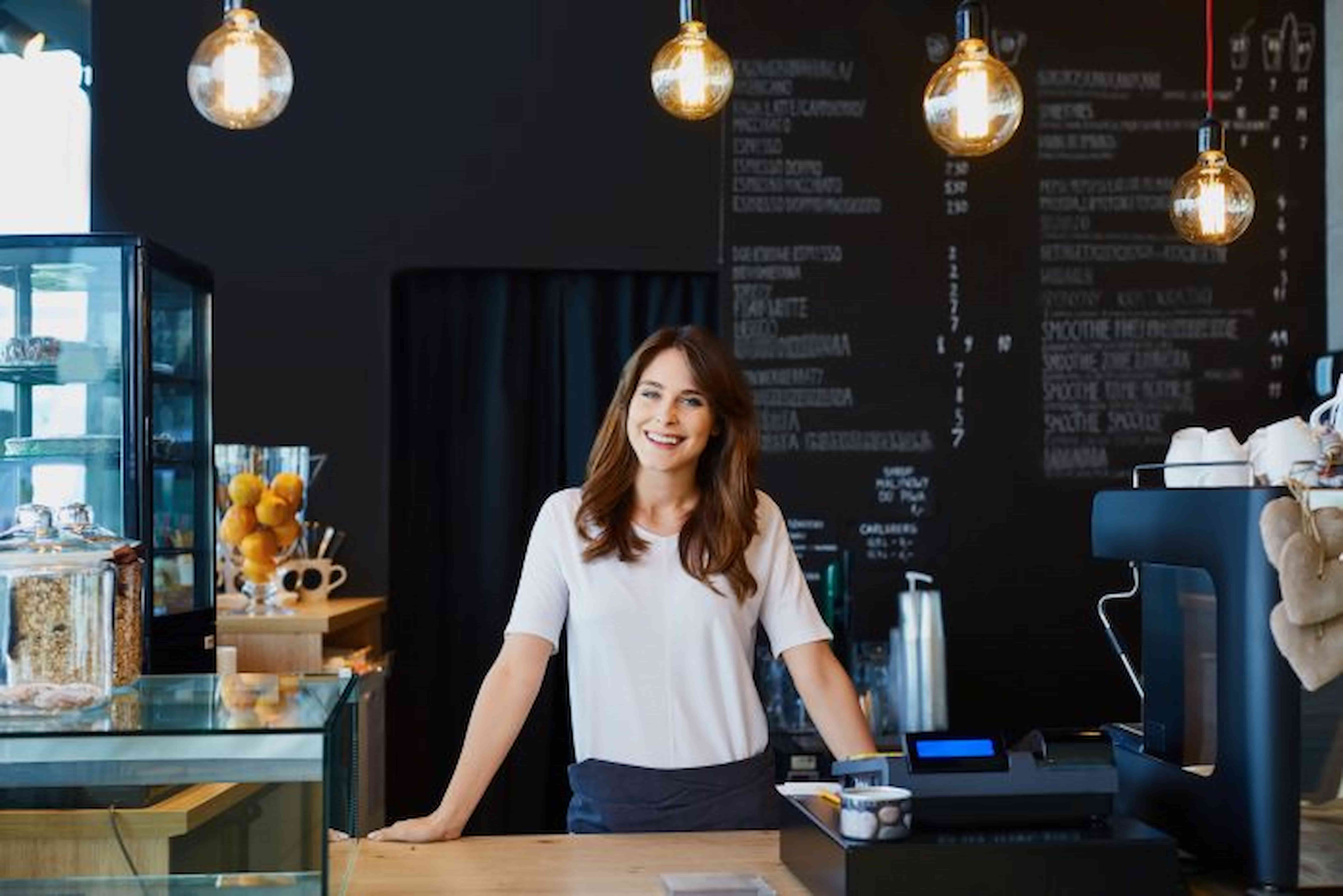 mujer abriendo un restaurante