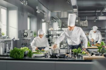 Foto formacion funciones de un ayudante de cocina en un restaurante fish solutions