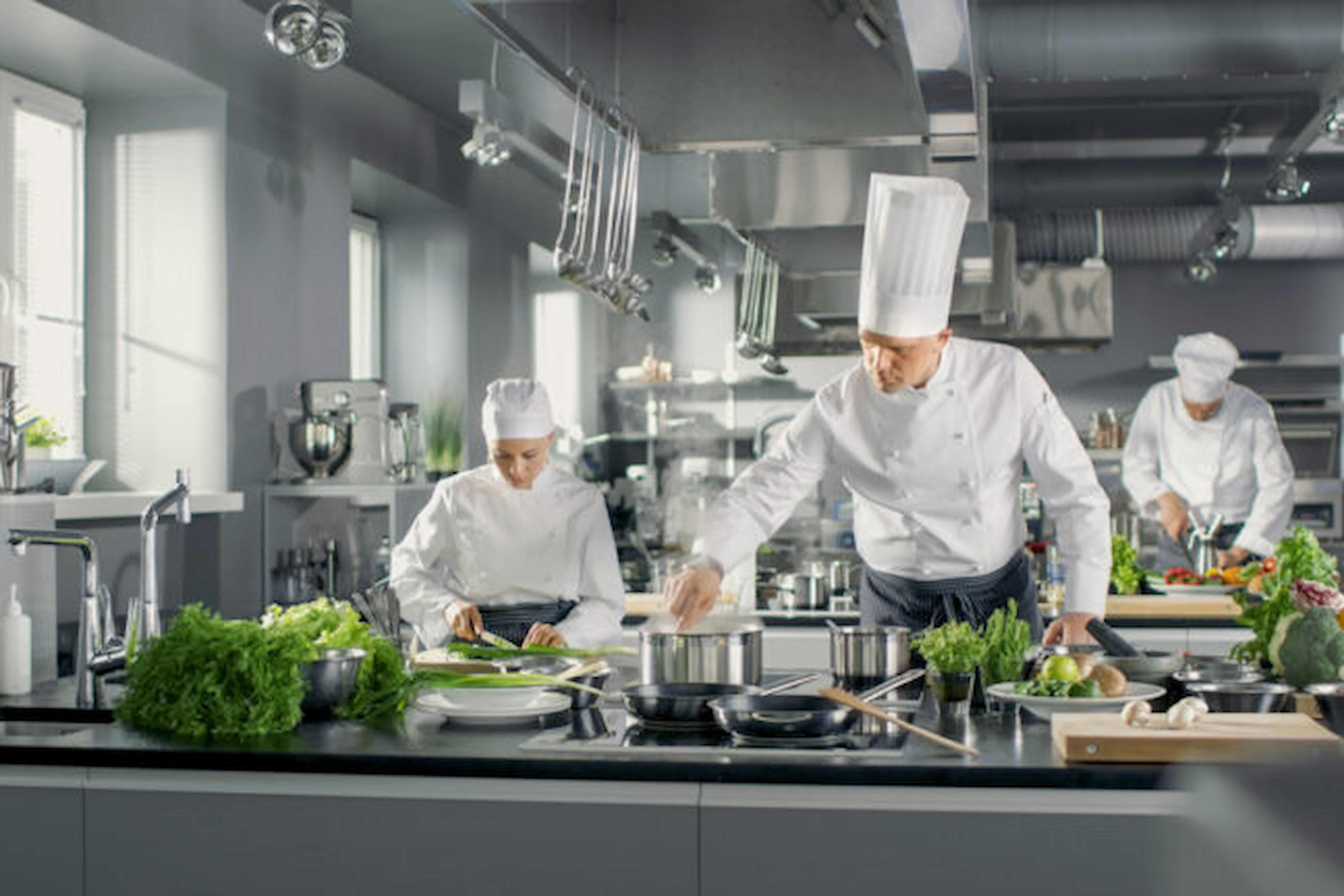 Foto formacion funciones de un ayudante de cocina en un restaurante fish solutions
