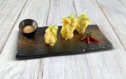 Tacos de merluza crujiente con mayonesa de sriracha