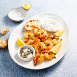 Langostinos a la plancha pelados con salsa mayonesa y otras