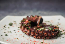 Foto formación Pata de pulpo teriyaki a la parrilla