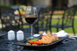 El mito de utilizar vino tinto con pescado
