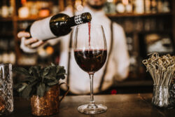 foto que hace un sommelier