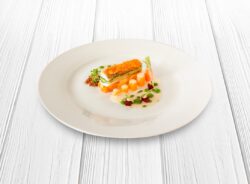 Foto receta de porcion de merluza con zanahoria sobre una cama de verduras y salsa blanca
