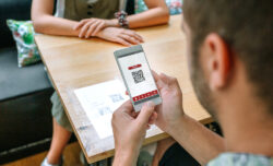 Foto formacion tarjeta de fidelizacion de restaurantes código QR