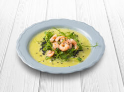 Foto receta sopa de guisantes verdes con sesamo negro y gambas