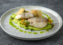 Foto receta centro de merluza a la parrilla con pure de espinacas ladeada fish solutions