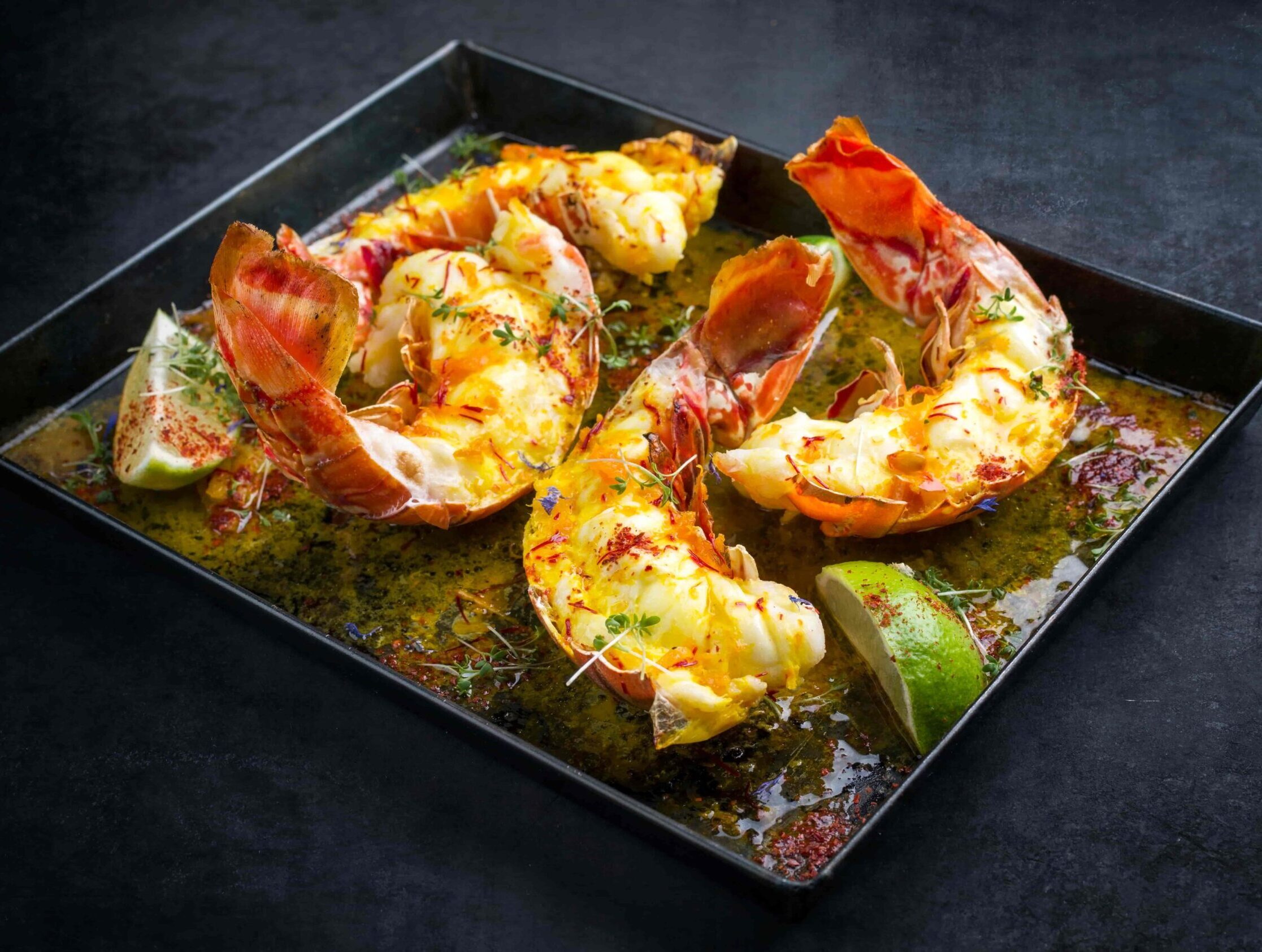 Foto receta de langostas a la brasa acompañadas de salsa de limón y azafrán