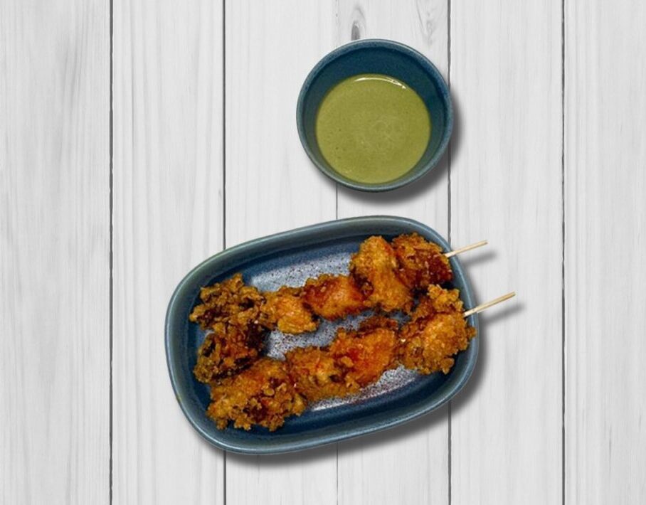 Foto receta de brocheta de pulpo con mojo verde y aguacate