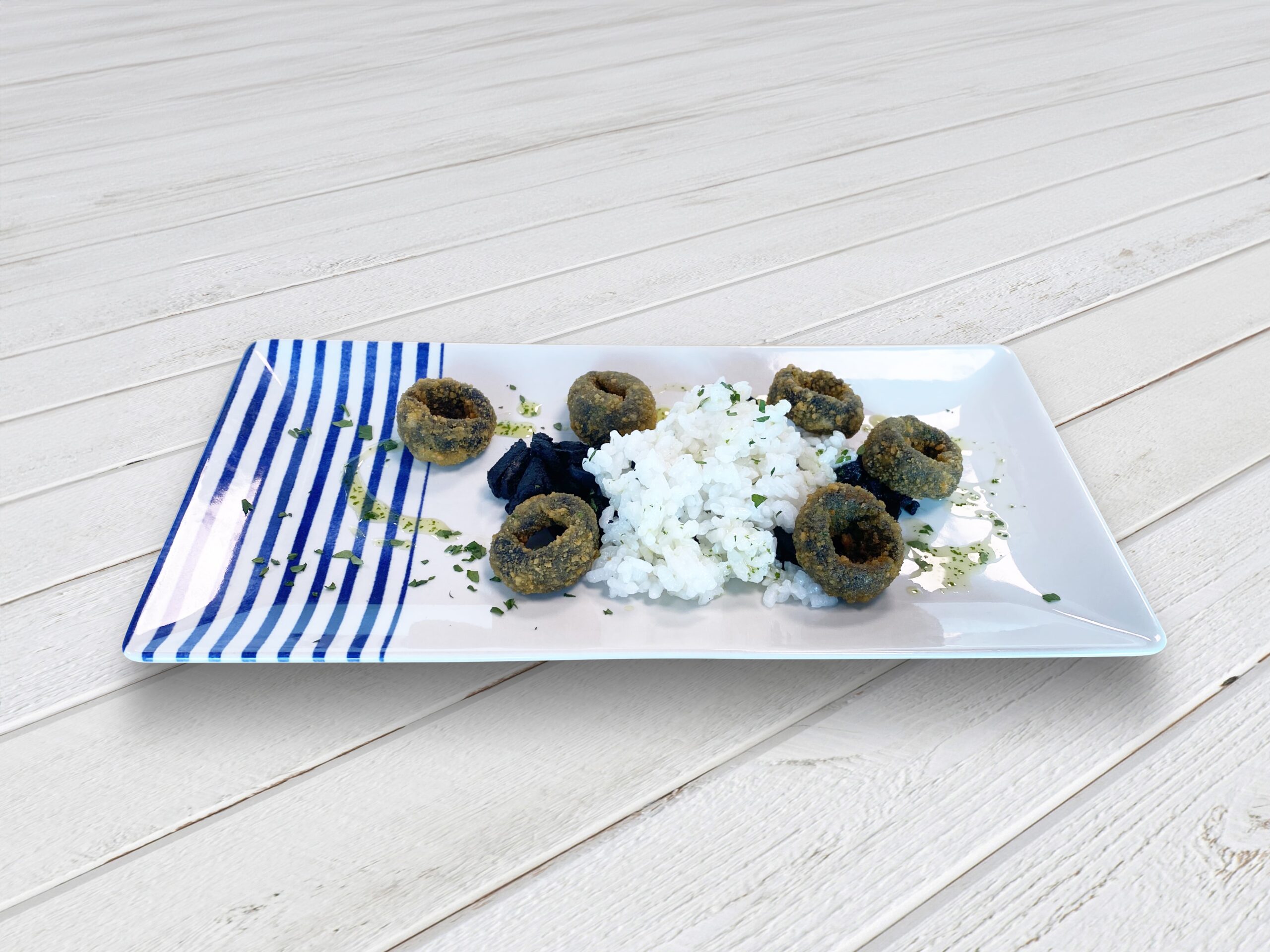 Foto receta chopis en su tinta con cama de arroz y mermelada